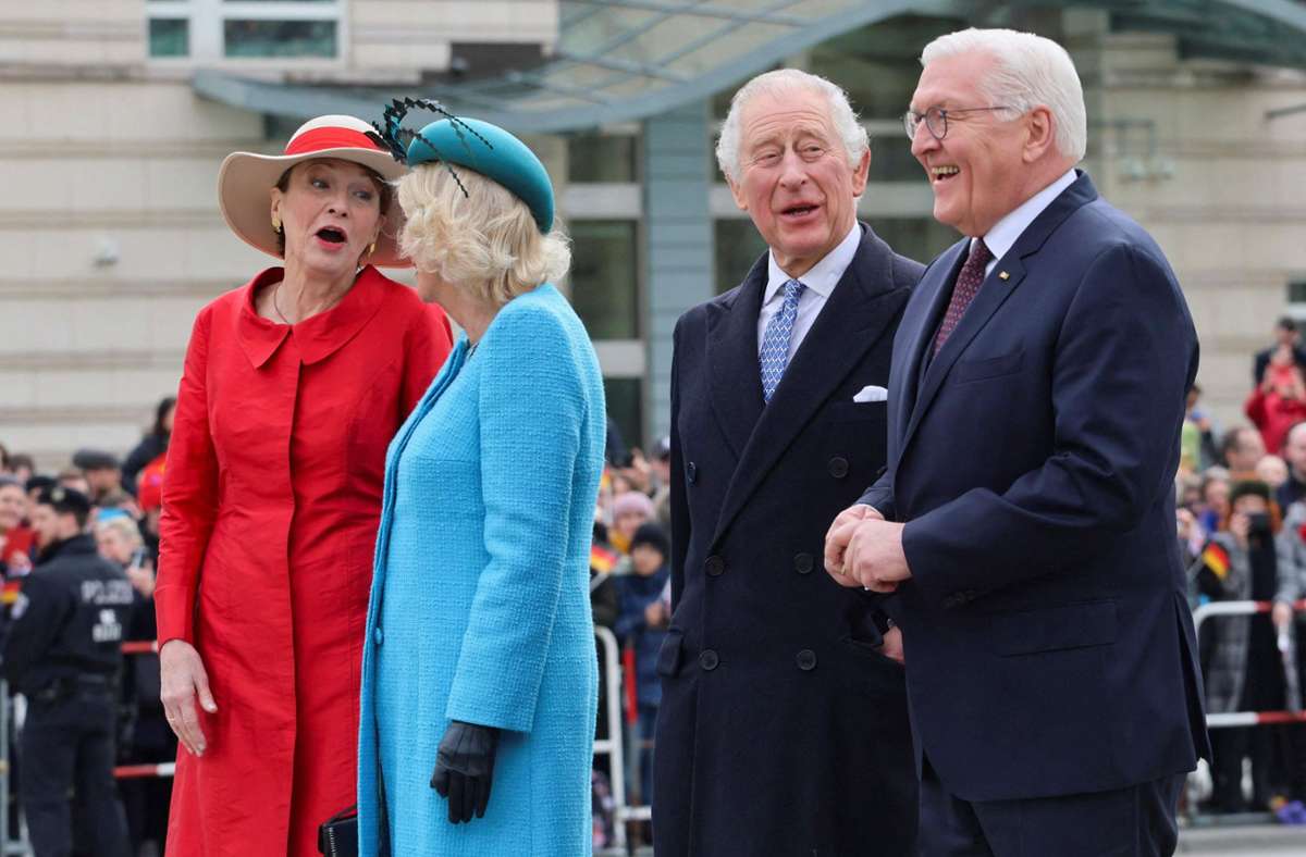 „Queen Consort“ und „First Lady“ – beide trugen kräftige Farben.