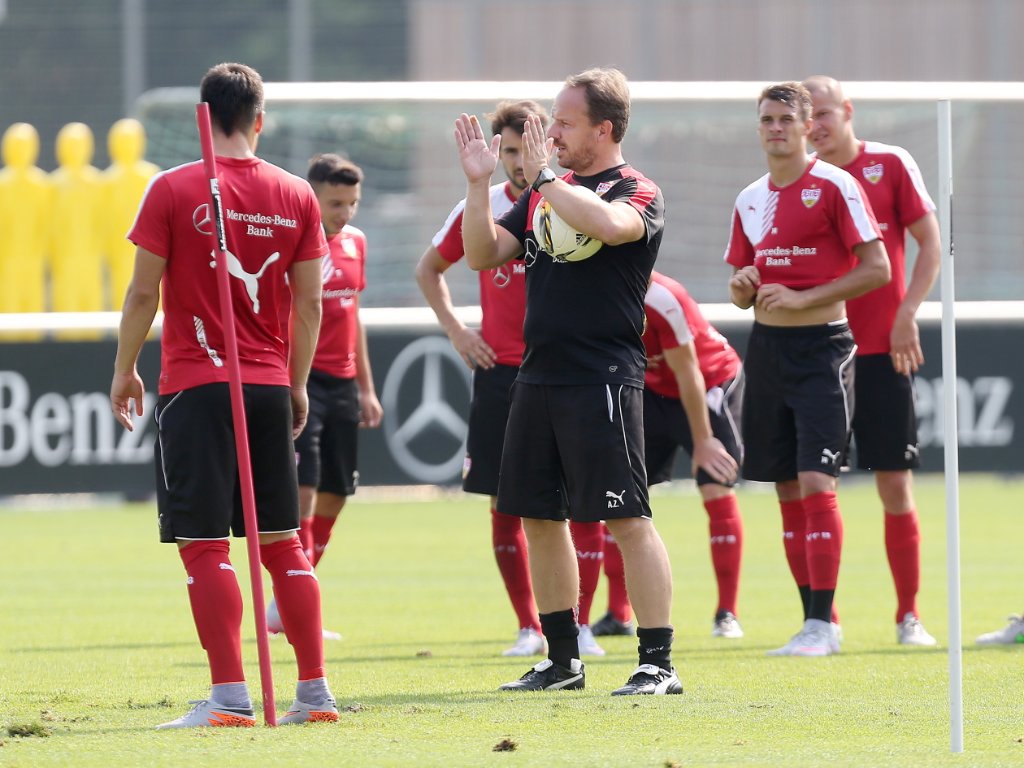 VfB-Trainer Alexander Zorniger beobachtet sein Team beim Training genau.