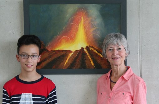 Der 13-jährige Pianist Christian Märkle und seine Gastgeberin, Großmutter Waltraud Märkle, vor einem Vulkanbild ihres Kollegen Arnold Sienerth. Foto: Sabine Schwieder