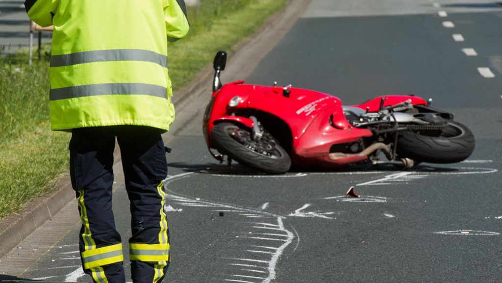  Zwei Motorradfahrer sind am Mittwoch nahe Rottweil bei einem Unfall ums Leben gekommen. Ein Autofahrer war auf die Gegenfahrbahn geraten und hatte die beiden erfasst. 