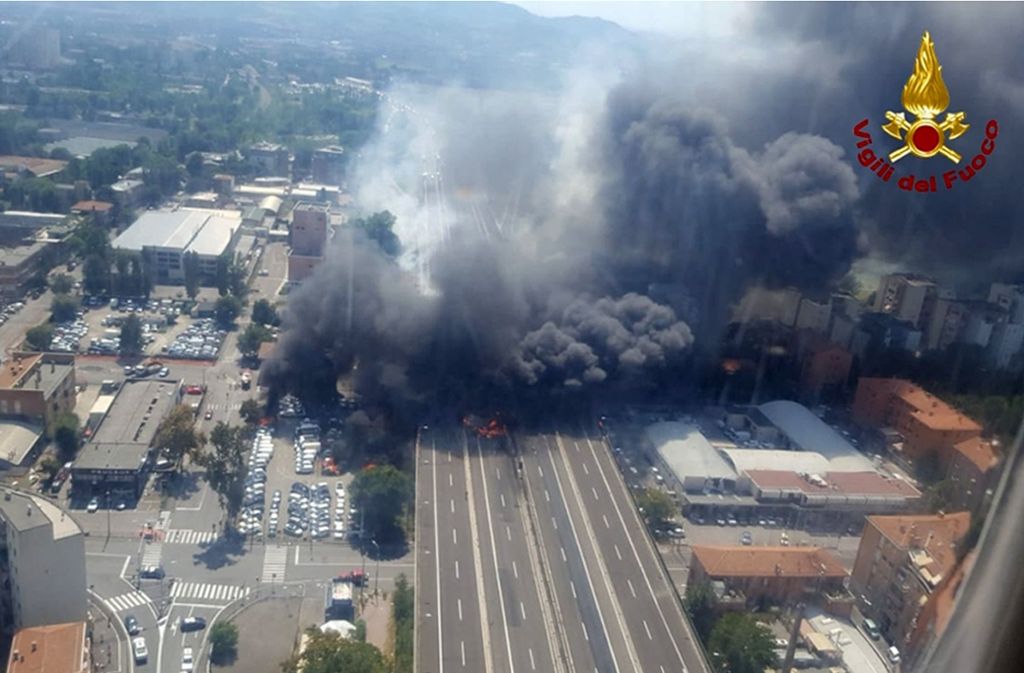 Eine von der italienischen Feuerwehr zur Verfügung gestellte Luftaufnahme zeigt Feuer und dichte Rauchwolken, nachdem auf der Autobahn nahe des Flughafens ein Tanklaster explodiert ist.