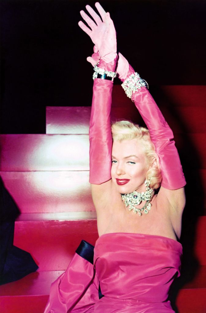 „Diamonds are a girl’s best friend“, singt Marilyn Monroe in der Komödie „Blondinen bevorzugt“. Popstar Madonna zollte ihrem einstigen Vorbild später in den Achtzigerjahren Tribut mit dem Hit „Material Girl“.