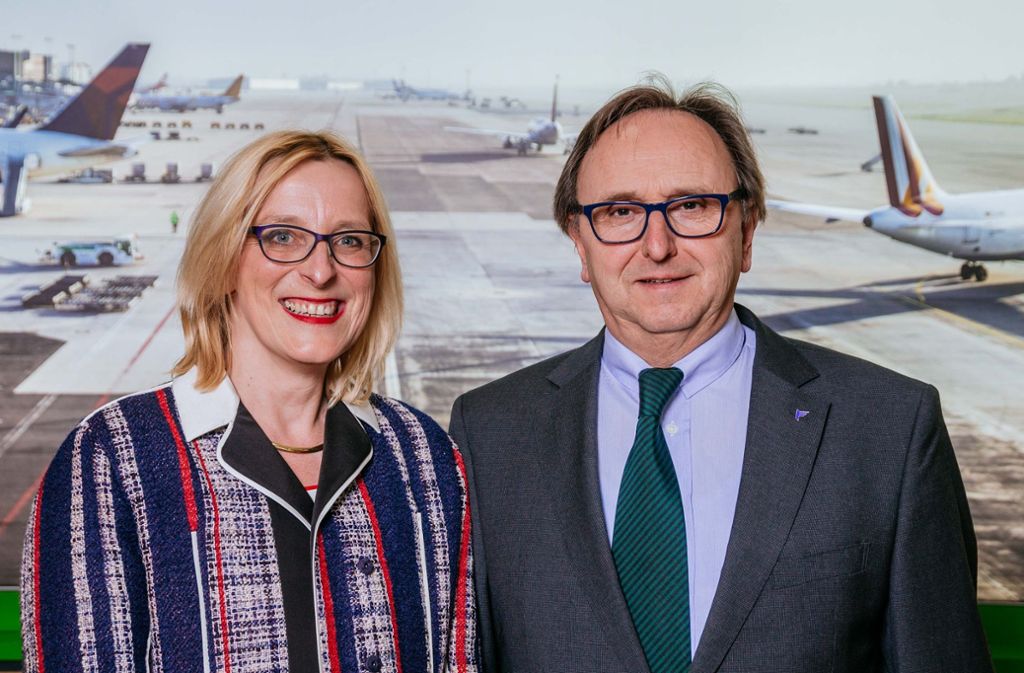 Der Aufsichtsrat wählt eine neue Flughafenchefin: Arina Freitag (li.) tritt ihre Stelle als Geschäftsführerin der Stuttgarter Flughafen-Gesellschaft am 1. September an. Der Aufsichtsrat hatte sie am 4. April zur Nachfolgerin von Georg Fundel gewählt. Walter Schoefer ist der zweite Geschäftsführer.
