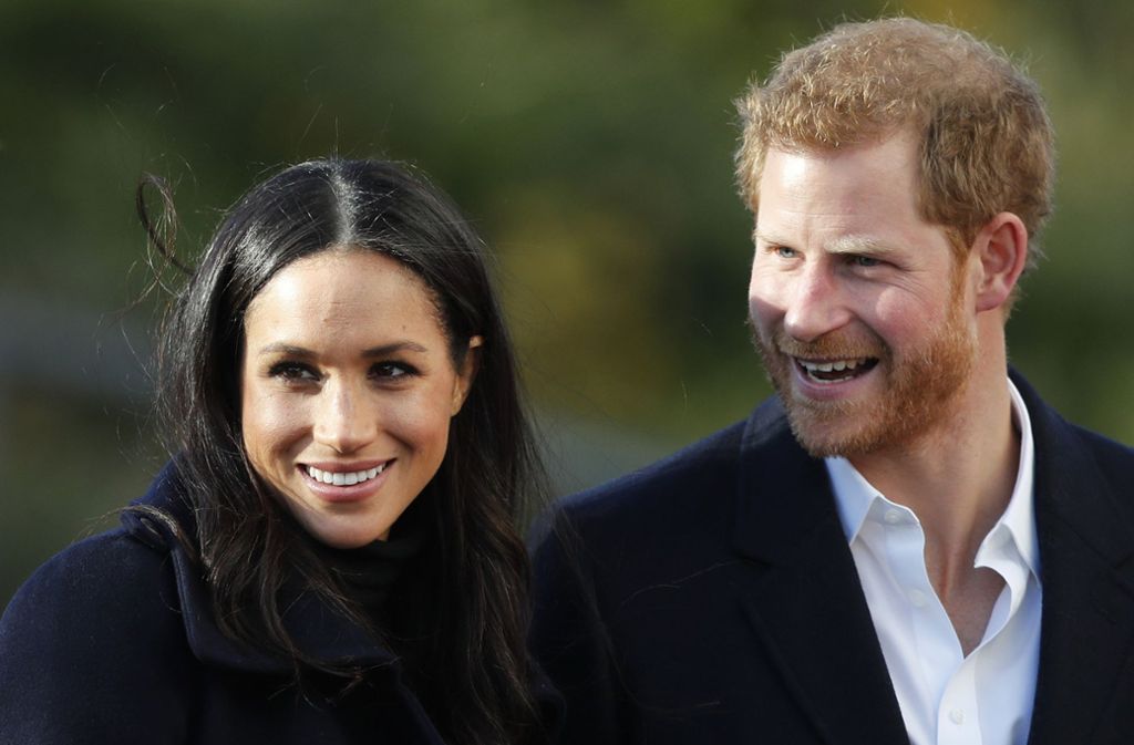 Prinz Harry hat sich mit seiner Partnerin Meghan Markle verlobt.