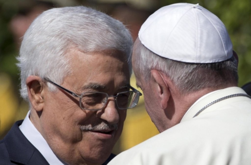 Palästinenserpräsident Mahmud Abbas (links) begrüßt den Pontifex.