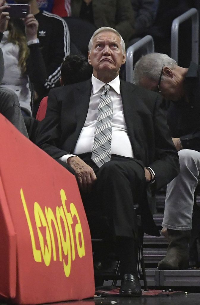 Jerry West, genannt „Mr Clutch“ ist eine lebende L.A. Lakers-Legende. Nicht wegen seiner 63 Punkte am 17. Januar 1962 gegen die New York Knicks. Seine gesamte aktive Karriere verbrachte er bei den Lakers, wurde anschließend noch Headcoach in L.A. und gilt als einer der größten Basketballer aller Zeiten. Dass er heute Berater von Lokalrivale LA Clippers ist, verzeihen ihm alle Lakers-Fans dieser Welt. Dass er in der Naismith Memorial Basketball Hall of Fame ist, versteht sich von selbst.