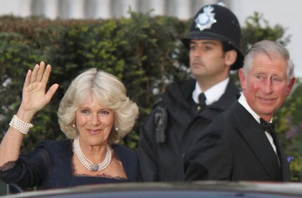 Prinz Charles und seine Frau Camilla steigen aus der Limousine.