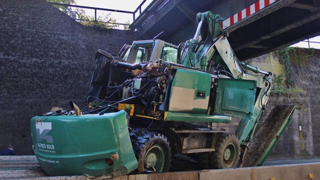  Die bei einem schweren Unfall beschädigte Bahnbrücke in Backnang wird laut der Bahn im März wieder freigegeben. Bislang war von einem Termin im Januar die Rede. 
