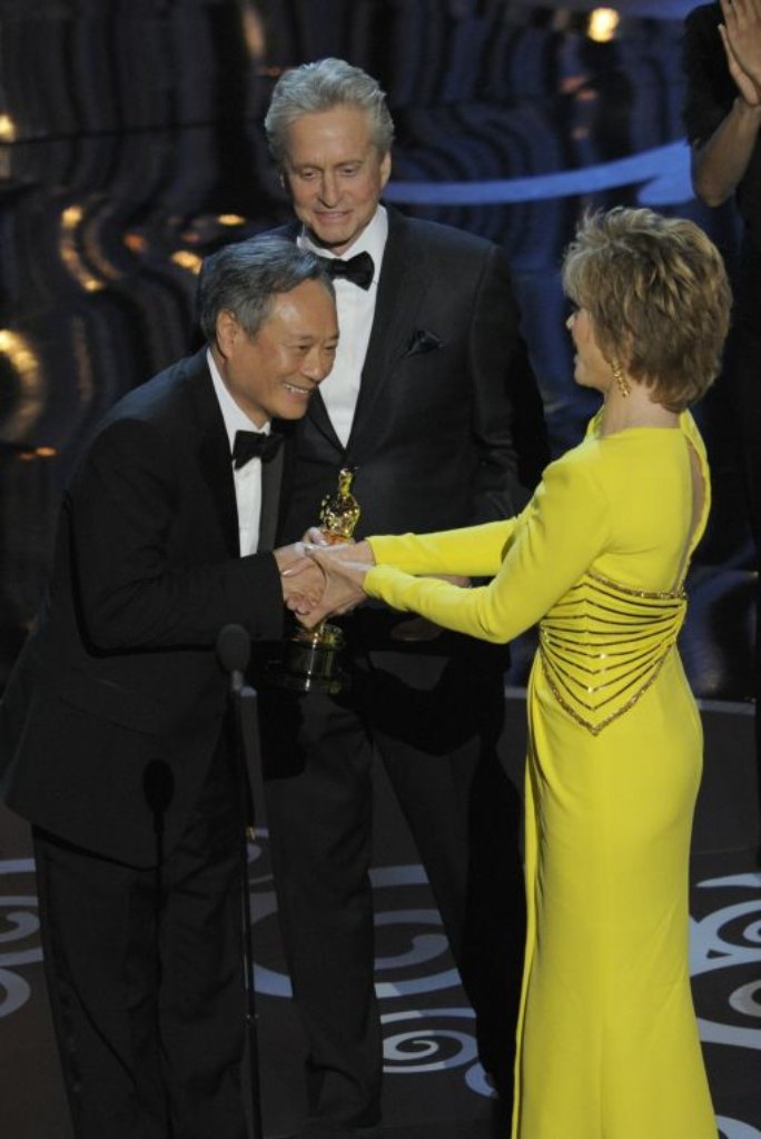 Ang Lee erhält seinen Oscar von Jane Fonda und Michael Douglas.