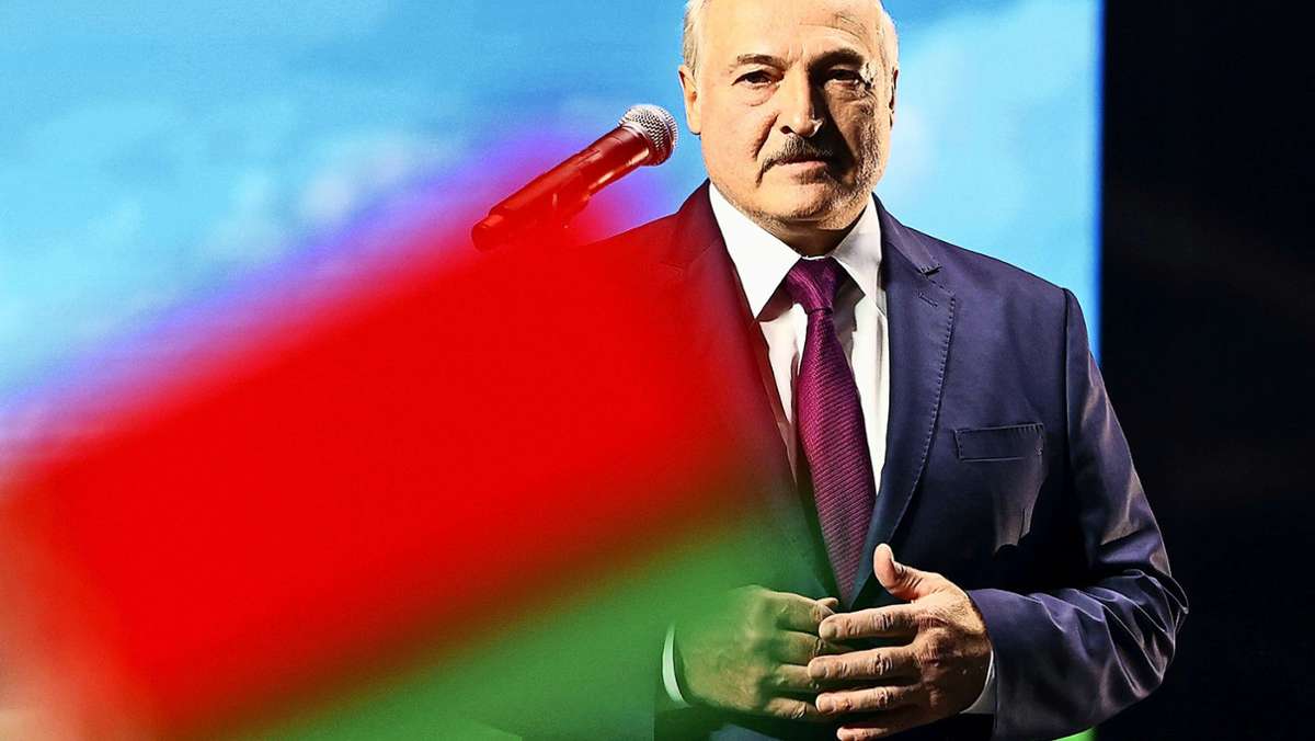  Die EU hat nach der erzwungenen Landung eines Passagierflugzeugs mit mehr als 100 Menschen an Bord schon erste Sanktionen gegen Minsk verhängt. Es drohen weitere. Nun hat sich in Belarus Machthaber Lukaschenko zu Wort gemeldet. 