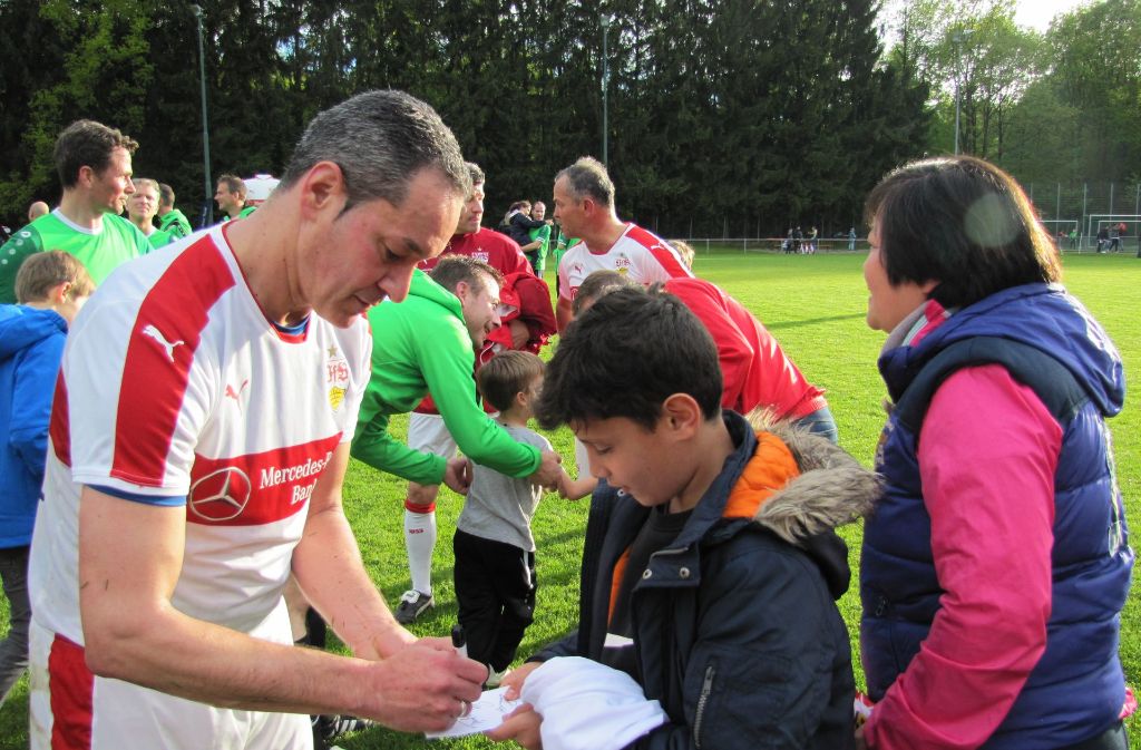 Nach dem Spiel begann der Wettlauf um die Autogramme. Hier im Bild VfB-Spieler Victor Lopes