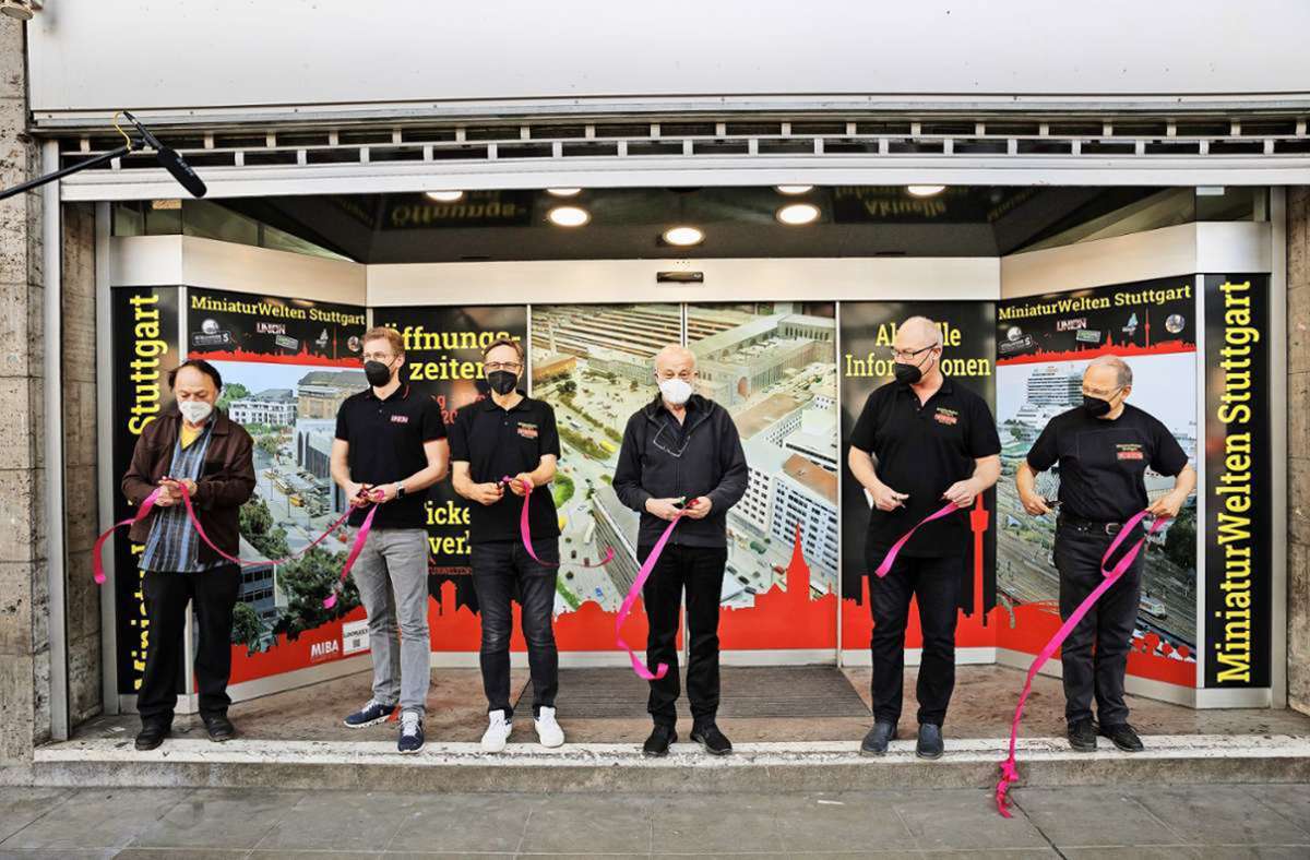 Am Montag hat Rainer Braun (Zweiter von rechts) mit Partnern die „Miniaturwelten Stuttgart“ im früheren Hindenburgbau eröffnet.