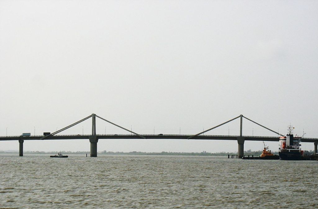 Die Puente Pumarejo (1974) ist eine Brücke über den Río Magdalena in Barranquilla und Sitionuevo (Kolumbien). Die Spannbetonbvrücke ist 1502 Meter lang, ihre längeste Stützweite beträgt 140 Meter.