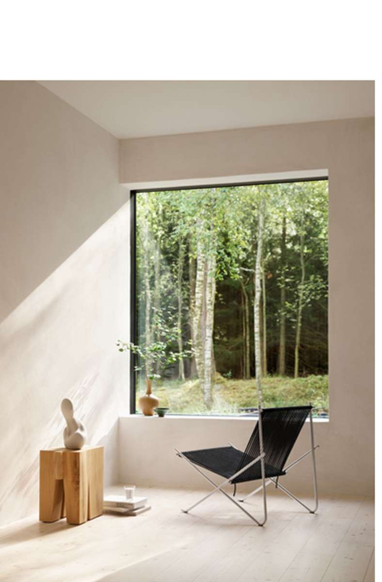 Auch umgeben von schlicht und hellen, geometrisch klaren Linien können sich Menschen wohlfühlen, hier ein Beispiel mit einem Sesselklassiker von dem dänischen Gestalter Poul Kjearholm, neu aufgelegt vom Hersteller Fritz Hansen.