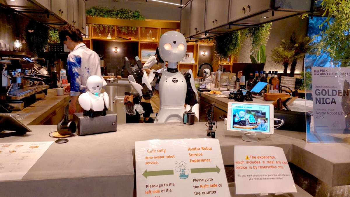 Das Dawn Café in Tokio: Menschelnde Roboter