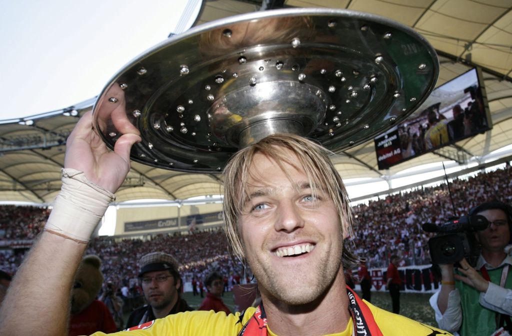Torhüter sind eine eigenwillige Spiezies im Fußball-Gewerbe: Timo Hildebrand erbrobt nach dem Titelgewinn 2007, ob die Meisterschale auch zur Kopfbedeckung taugt.