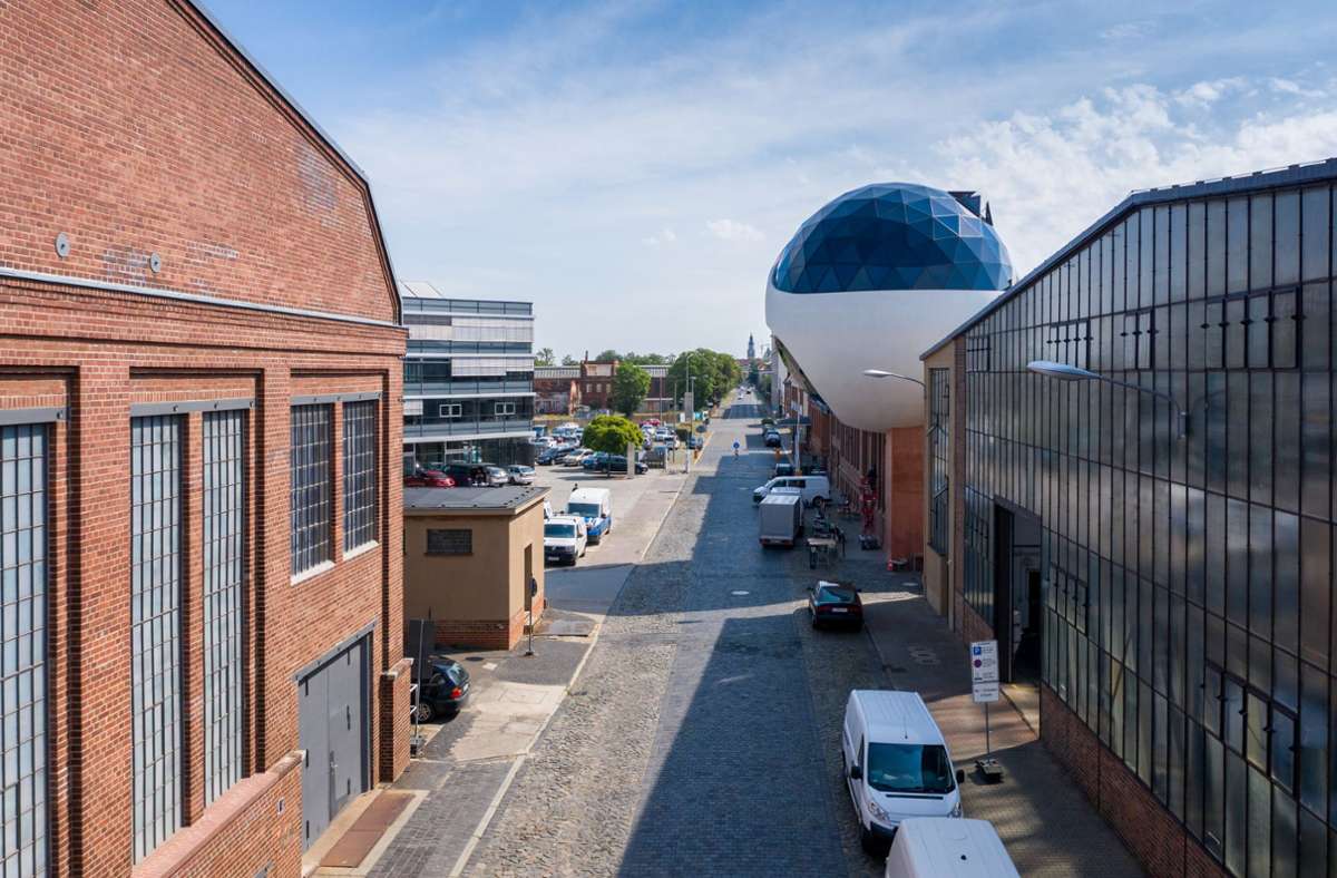 Nun kommt die „Niemeyer Sphere“ hinzu. Die Kugel soll als Erweiterung der Kirow-Kantine auch öffentlich zugänglich sein und zudem als Event-Location genutzt werden.