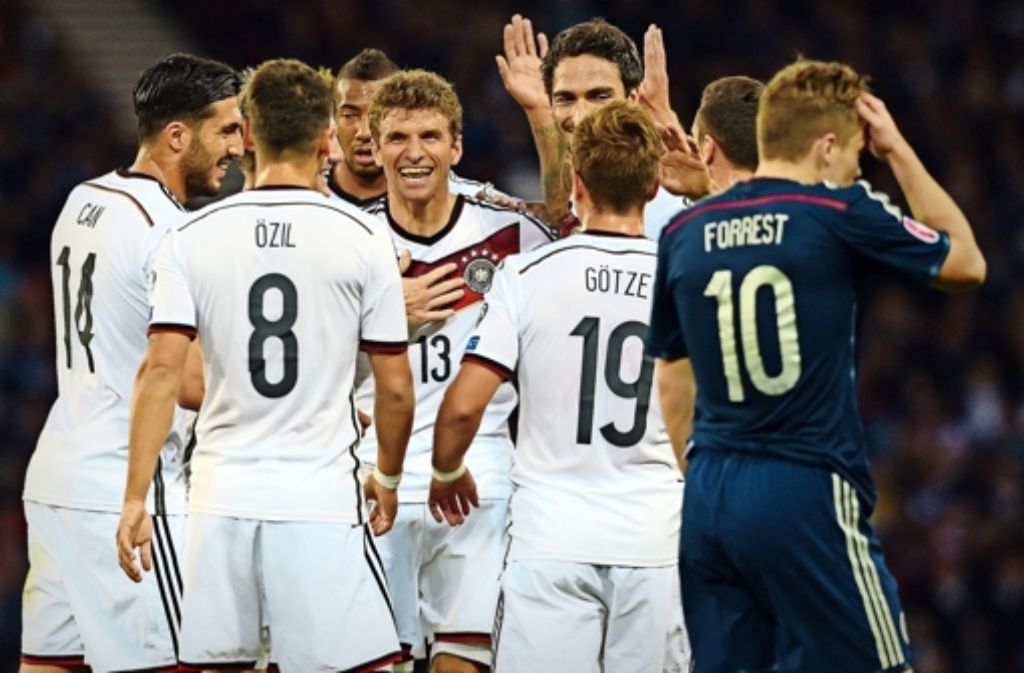 Die Spieler wissen, wem sie den Sieg zu verdanken haben: Thomas Müller (Mitte). Weitere Bilder vom 3:2 der DFB-Elf in Schottland zeigt die folgende Fotostrecke.