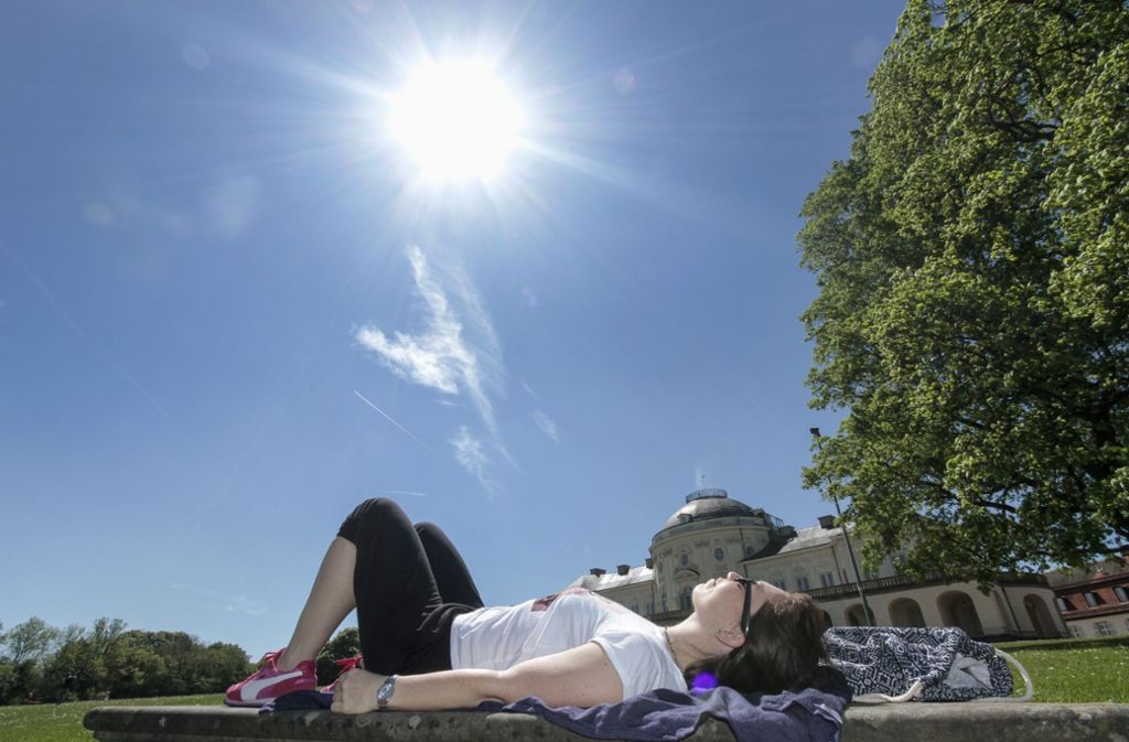 29 Grad bei strahlendem Sonnenschein – das ist die Gelegenheit für eine Siesta am Schloss Solitude in Stuttgart.