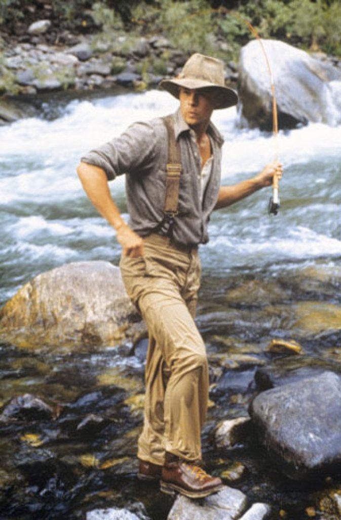 Robert Redford heuerte ihn gleich als Hauptdarsteller für sein Familiendrama "Aus der Mitte entspringt ein Fluss" (Foto) an. Ein Jahr später spielte der schöne Pitt in "Kalifornia" einen brutalen Serienkiller. Mit Co-Star Juliette Lewis hatte der Newcomer seine erste Kolleginnen-Beziehung.