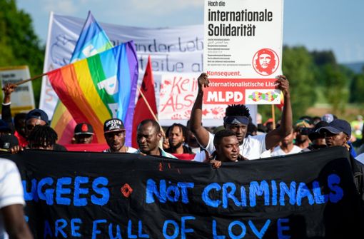 „Wir sind Flüchtlinge und keine Kriminellen. Unsere Herzen sind voller Liebe“, heißt es auf einem Transparent beim Demonstrationszug entlang der Bundesstraße von der Lea nach Ellwangen. Foto: dpa
