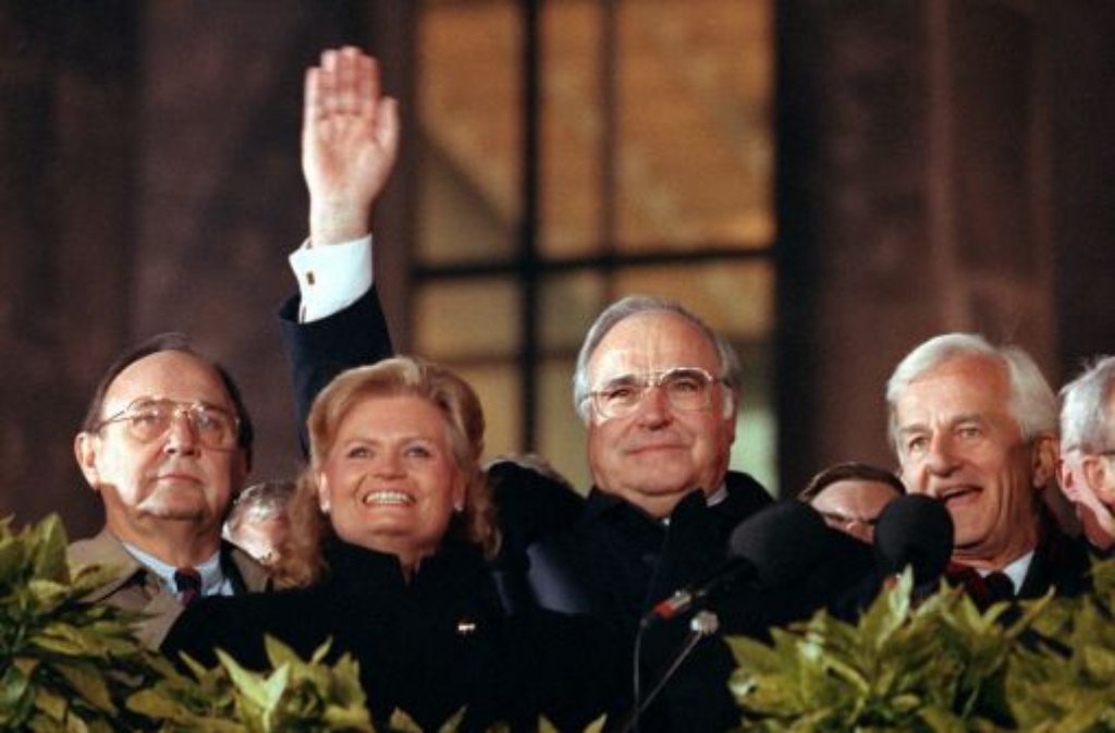 1990 ist Helmut Kohl auf dem Zenit seiner Macht: Als Kanzler der Einheit könnte er in die Geschichte eingehen, doch der Oggersheimer bekommt nicht genug. Noch zweimal tritt er zur Wiederwahl an, 1994 gewinnt er nur knapp.