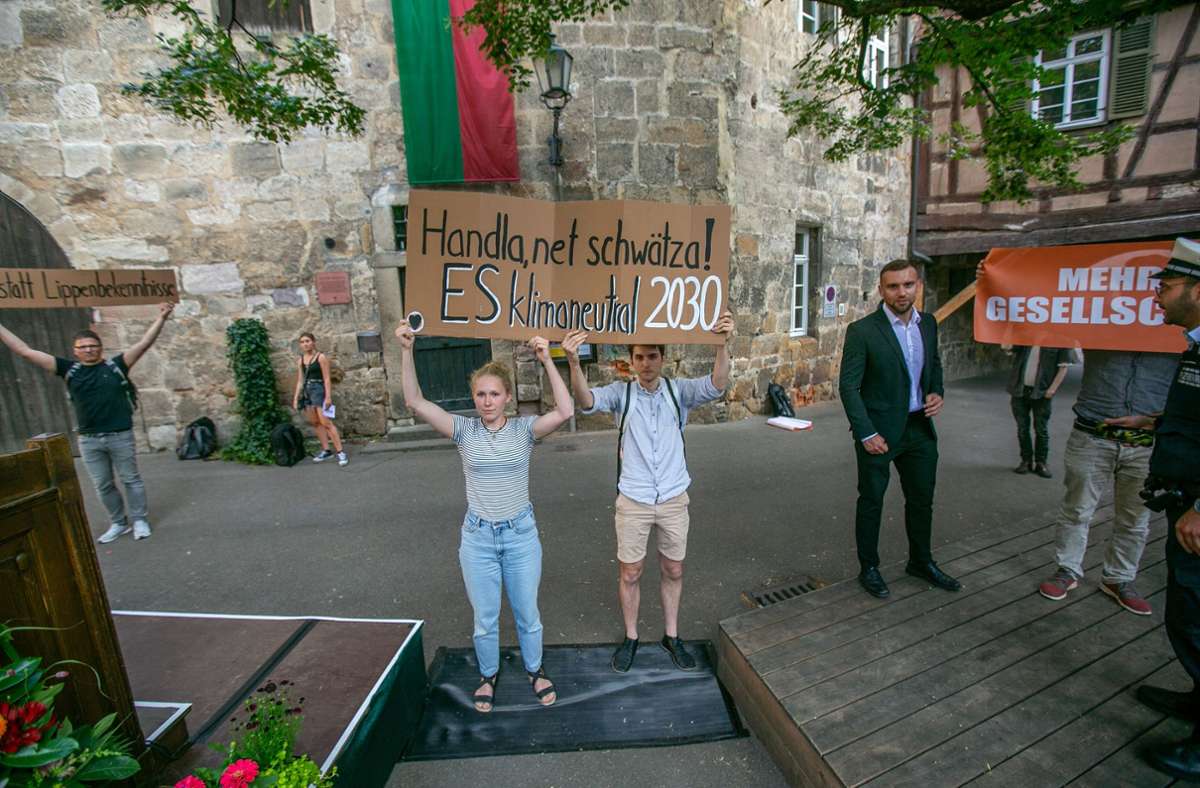 Klimaaktivisten der Letzten Generationen protestieren während der Schwörzereminie für eine klimaneutrale Stadt.
