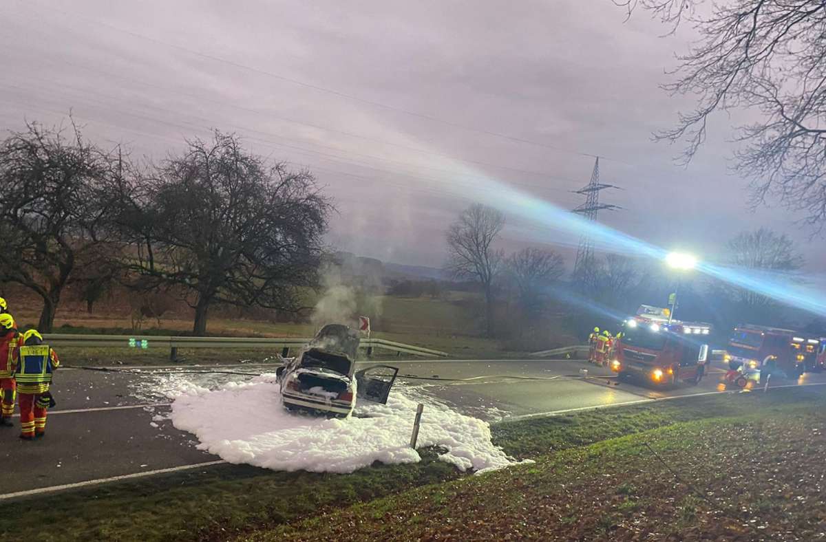 Zeugen retteten den Fahrer des BMW aus dem brennenden Auto.
