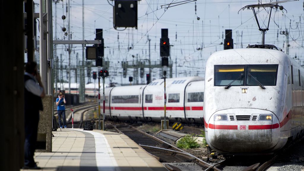 Zwischen Stuttgart und Göppingen: Mann raucht in Zugtoilette – und verdirbt 420 Reisenden die Laune