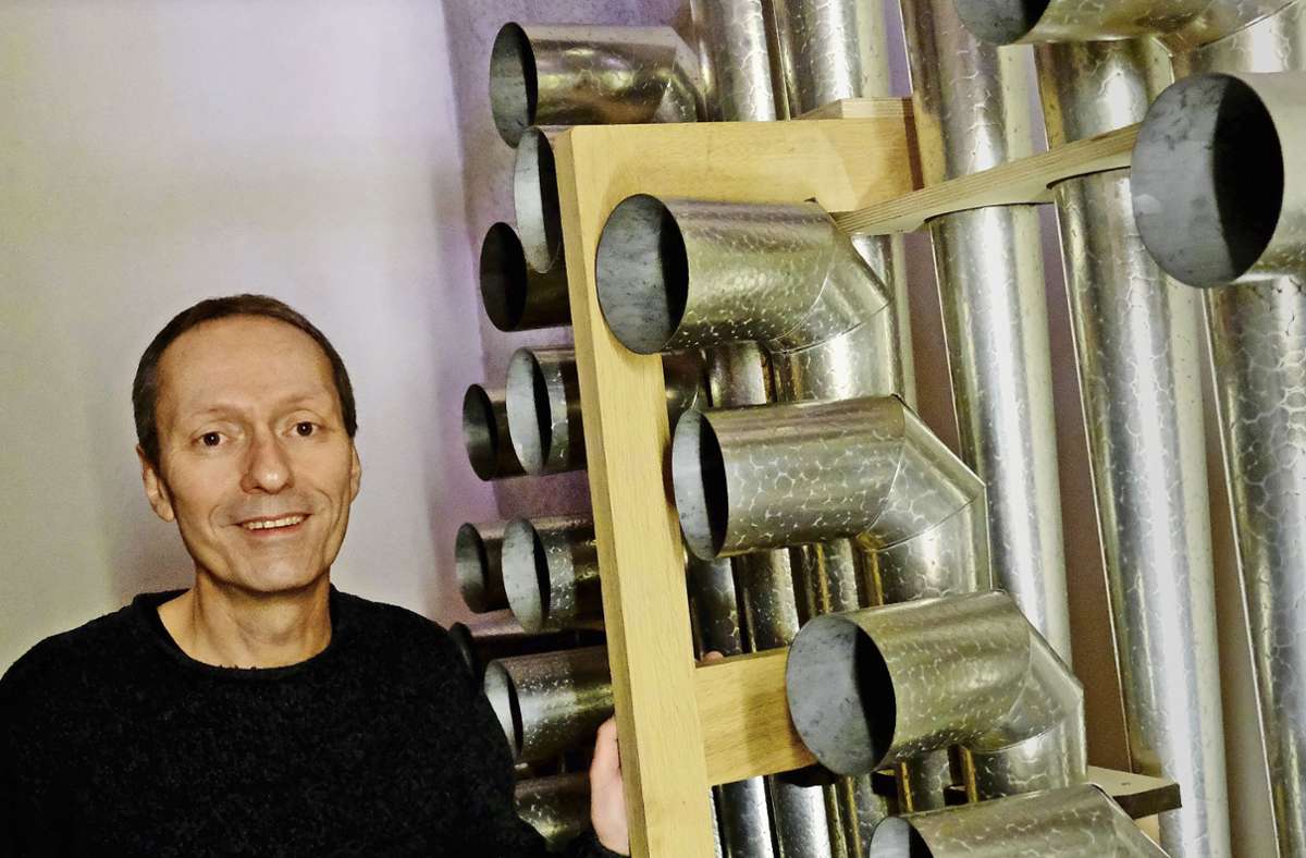 Kirchenmusiker Ulrich Hafner neben den neu installierten Orgelpfeifen. Foto: Thomas Wilk (z)