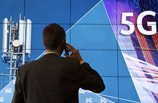 Ein Mann steht im Gebäude der Bundesnetzagentur vor einer Leinwand zum Thema 5G. Die Umstellung auf die modernere Technik führt in Degerloch zu Problemen. Foto: dpa/Boris Roessler