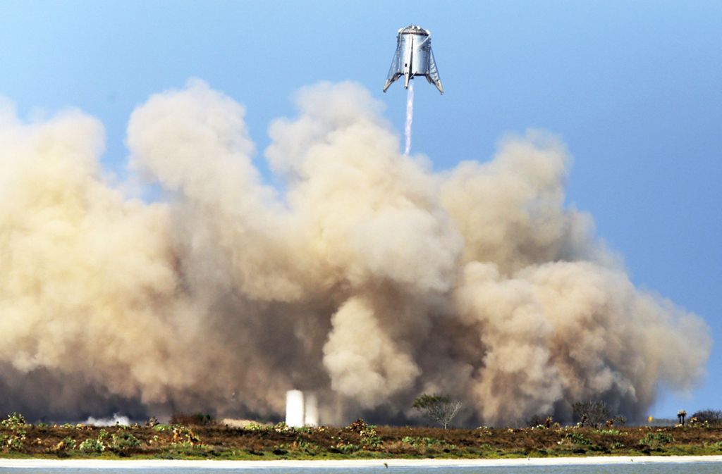 Eine Schwerlastrakete des US-Raumfahrtunternehmen SpaceX – die „Starhopper“ – startet auf einem Gelände in Boca Chica (US-Bundesstaat Texas). Das US-Raumfahrtunternehmen SpaceX von Tesla-Chef Musk hat erfolgreich einen Prototypen für seine Schwerlastrakete getestet.