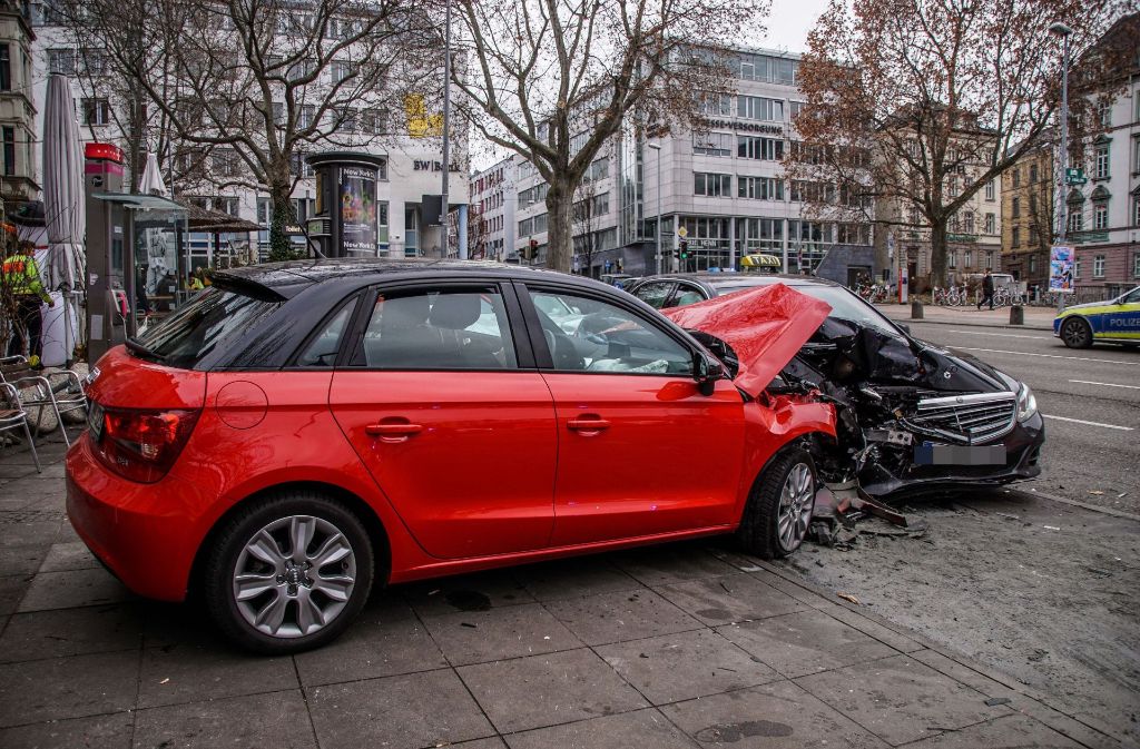 Die 72-jährige Fahrerin dieses Audi war gegen 12.20 Uhr auf der Torstraße unterwegs und wollte an der Kreuzung mit der Wilhelmstraße geradeaus fahren.