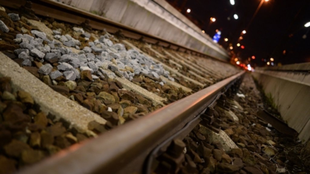  Am späten Mittwochabend überrollt ein Güterzug bei Gingen an der Fils Steine, die Unbekannte auf einer Länge von zehn Metern auf die Gleise gelegt hatten. Die Deutsche Bahn warnt: Das ist kein Dumme-Jungen-Streich. 