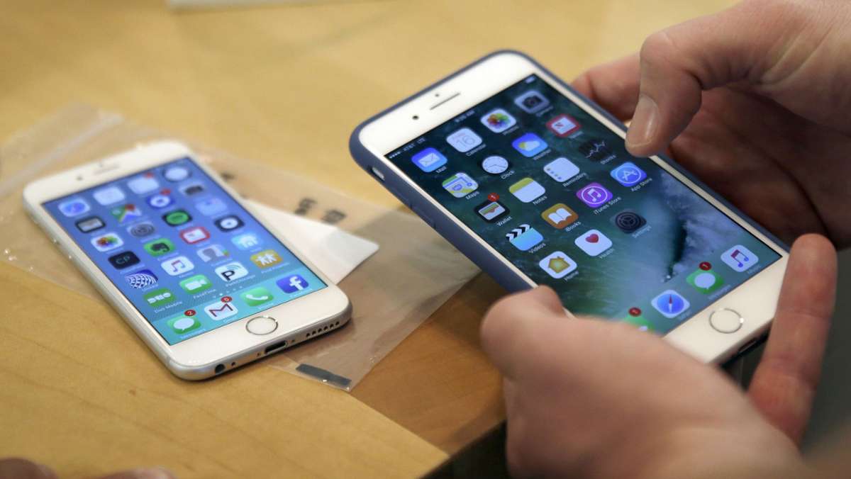 Apple legt iPhone-Nutzern einen neuen Datenschutz-Schalter in die Hand. Facebook läuft Sturm dagegen, nun gibt es Streit auch in Deutschland. 