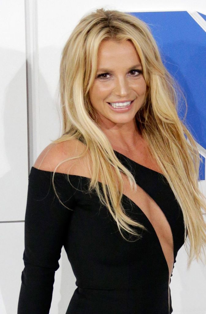 „Ich bin Jungfrau und will mit dem ersten Sex bis zur Hochzeit warten.“Jahrelang inszeniert sich Sängerin Britney Spears als unschuldiges Mädchen, das auf Sex vor der Ehe verzichtet. Ihr ehemaliger Anwalt zerstört das Märchen 2007, als er erklärt, Spears sei bereits mit ihrem ersten Freund intim gewesen – im Alter von 14.