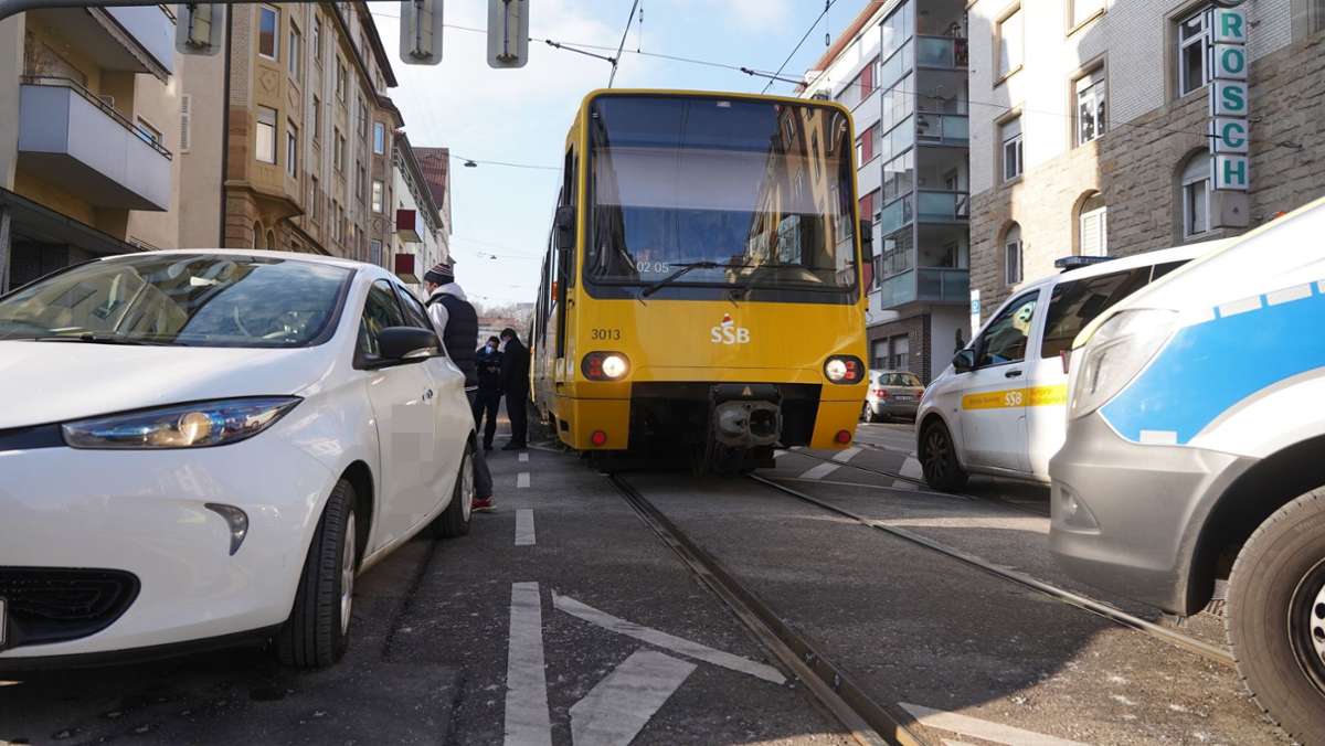  Am Mittwoch stoßen im Stuttgarter Westen ein Auto und eine Stadtbahn zusammen. Eine Person wird verletzt, der Bahnverkehr ist kurzzeitig beeinträchtigt. Die Polizei sucht Zeugen. 