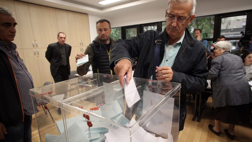  Bei der vorgezogenen Parlamentswahl in Serbien zeichnet sich nach ersten Hochrechnungen ein deutlicher Sieg von Ministerpräsident Alexander Vucic ab. Die Serbische Radikale Partei (SRP) könnte ebenfalls ins Parlament einziehen. 