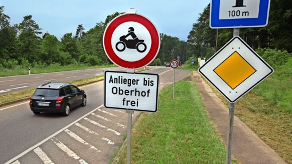  Die Landesstraße zwischen Oberesslingen und Baltmannsweiler ist für Motorradfahrer bis in die Sommerferien gesperrt. Die Stadtverwaltung und die Polizei erachten die Schäden am Fahrbahnbelag für Mann und Maschine als großes Risiko. 