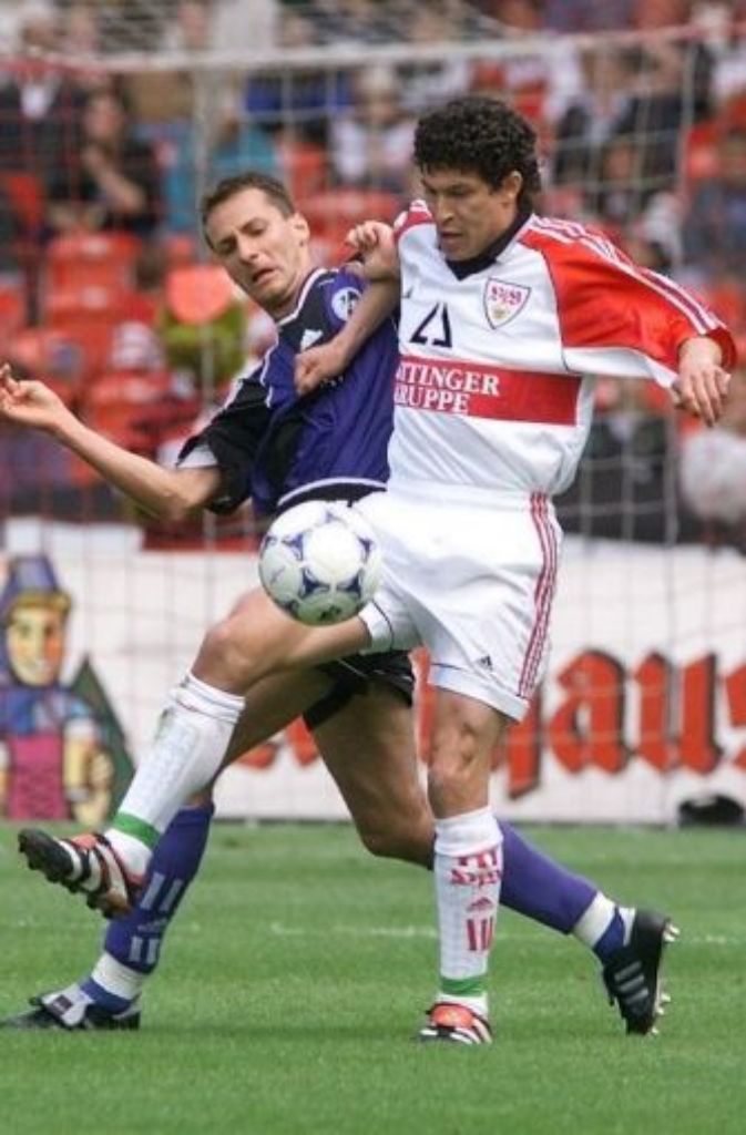 ... der VfB als Sieger vom Platz, wie beim 3:1-Heimerfolg im Mai 1999 - Freiburgs Lars Hermel (links) im Zweikampf mit VfB-Mittelfeldstratege Krassimir Balakov und ...