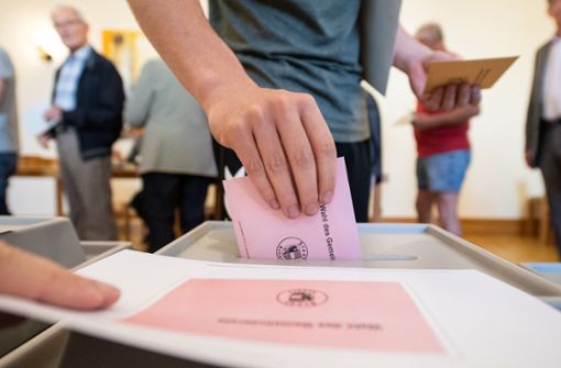 An die Wahlurne ging es an diesem Sonntag gleich mit drei verschiedenen Stimmzetteln. Foto: dpa