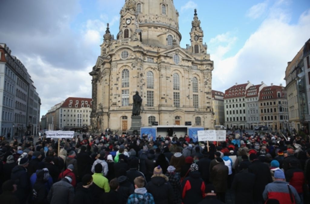 Die DDFE-Mitbegründerin Kathrin Oertel bei der Demonstration am Sonntag in Dresden.