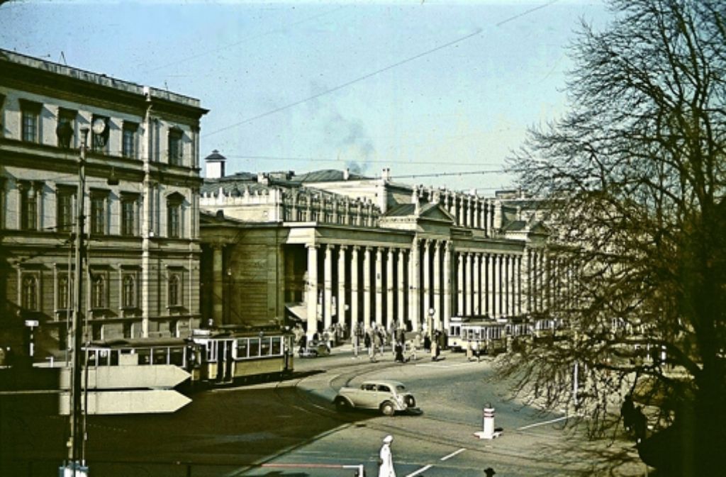Der Abriss des Kronprinzenpalais (links im Bild, etwa im Jahr 1940) bleibt für viele eine offene Wunde: Der einstige Wohnsitz des Kronprinzen Karl stand 1963 dem Autoverkehr im Weg, der Planiedurchstich erhielt Vorfahrt vor dem historischen Gebäude.