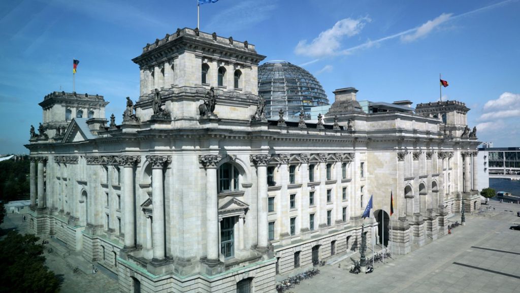 Reichstag in Berlin: Chinesen posieren mit Hitlergruß