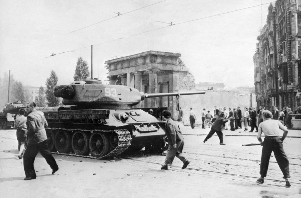 Nach Streiks in Ost-Berlin war es am 17. Juni 1953 zu einem Volksaufstand gekommen, der von sowjetischen Truppen niedergeschlagen wurde.