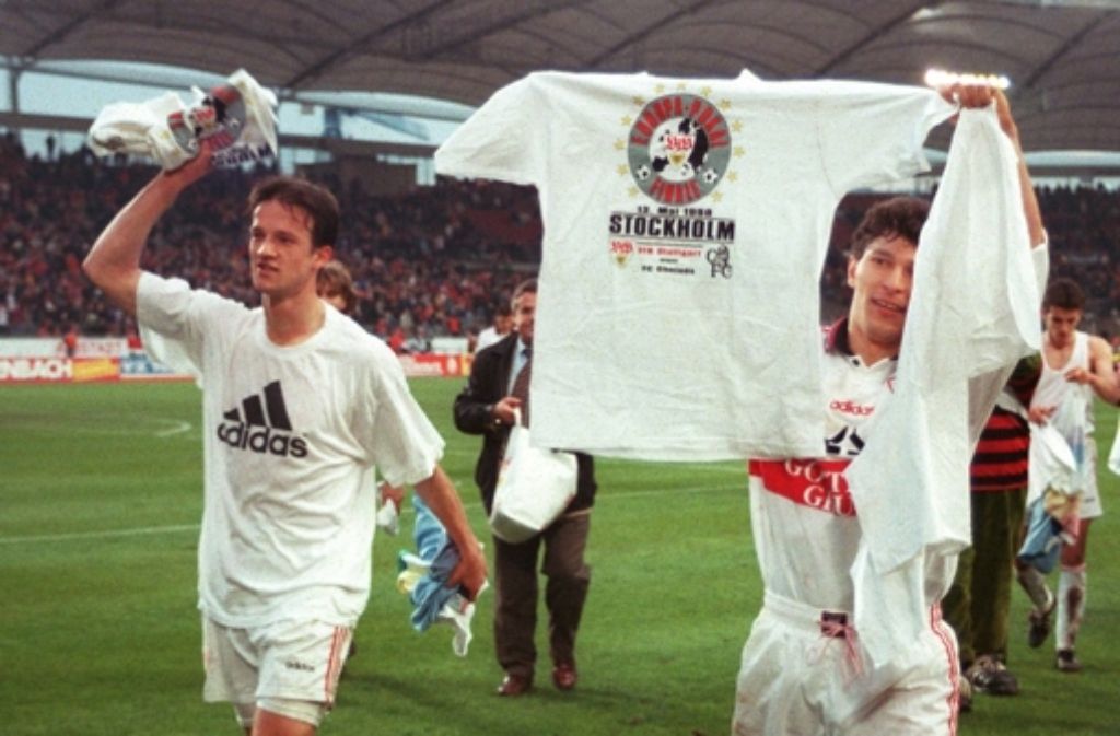 Aus dieser Zeit kennt Balakov auch Fredi Bobic, neben ihm und Elber Teil des „Magischen Dreiecks“. Dieses Bild zeigt die beiden nach dem 2:0-Sieg gegen den VfL Bochum im April 1998.