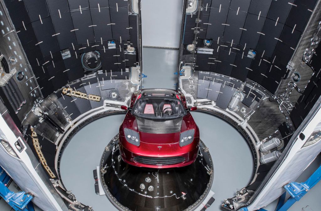Mit Hilfe der „Falcon-Heavy“-Rakete soll ein Tesla Roadster in die Mars-Umlaufbahn geschossen werden. Wenn das funktioniert und die Raumkapsel unterwegs nicht explodiert, könnte das E-Auto dort für Milliarden Jahre seine Kreise ziehen.