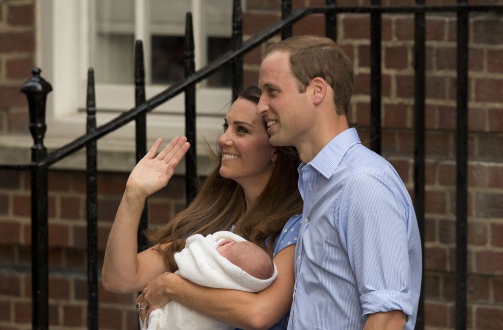 ... George war in eine flauschige Decke mit Tradition gehüllt: Seit der Geburt von Prinz Charles 1948 werden neugeborene Windsor-Sprösslinge in die Merino-Wolle aus dem Hause „GH Hurt & Son“ gepackt.