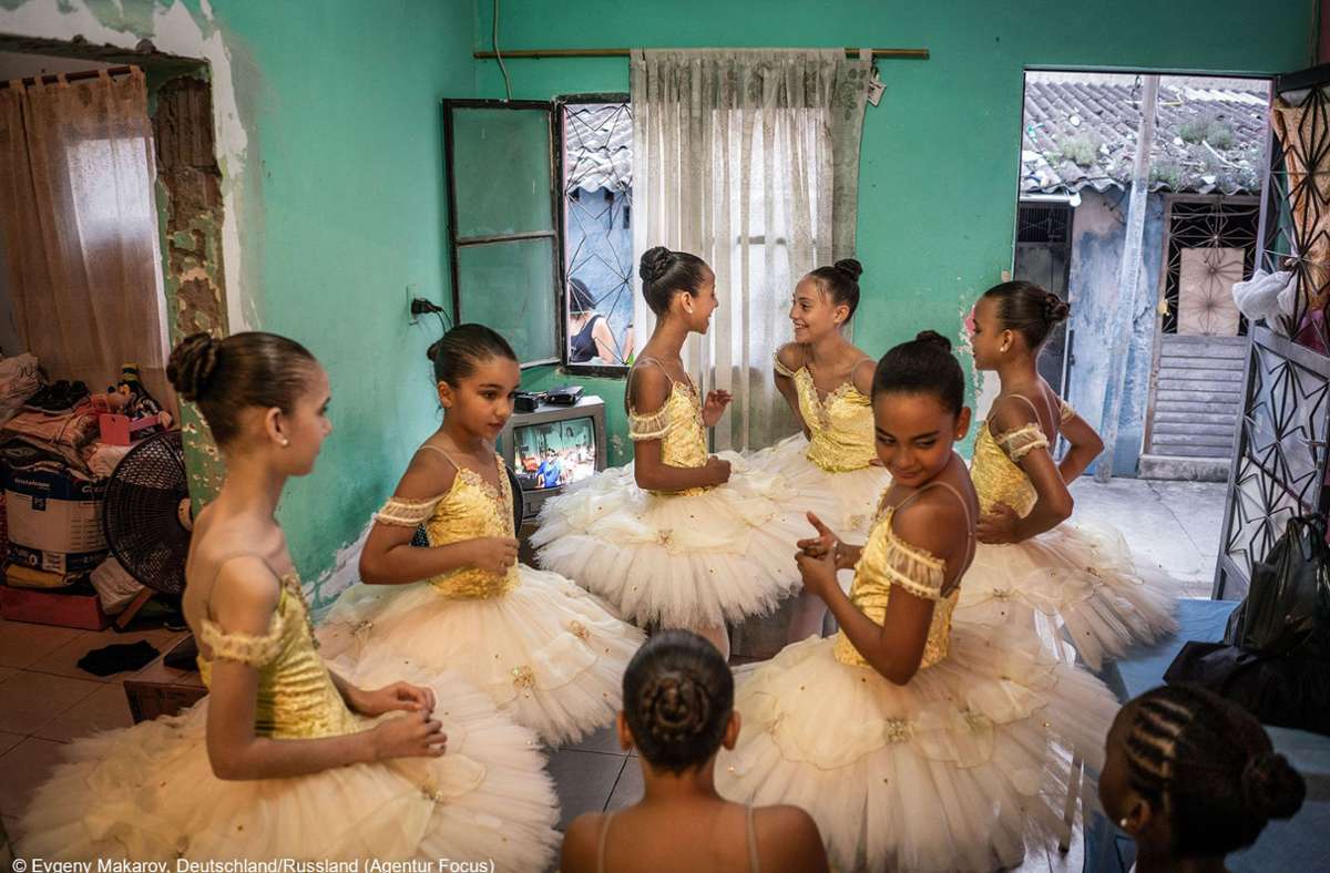 Der dritte Preis geht an den deutsch-russischen Fotografen Evgeny Makarov. Er beschäftigte sich mit einer Ballettschule in Brasilien - diese sei eine Antwort auf die Gewalt und Drogen im Alltag von Kindern in den Armenvierteln von Rio de Janeiro.