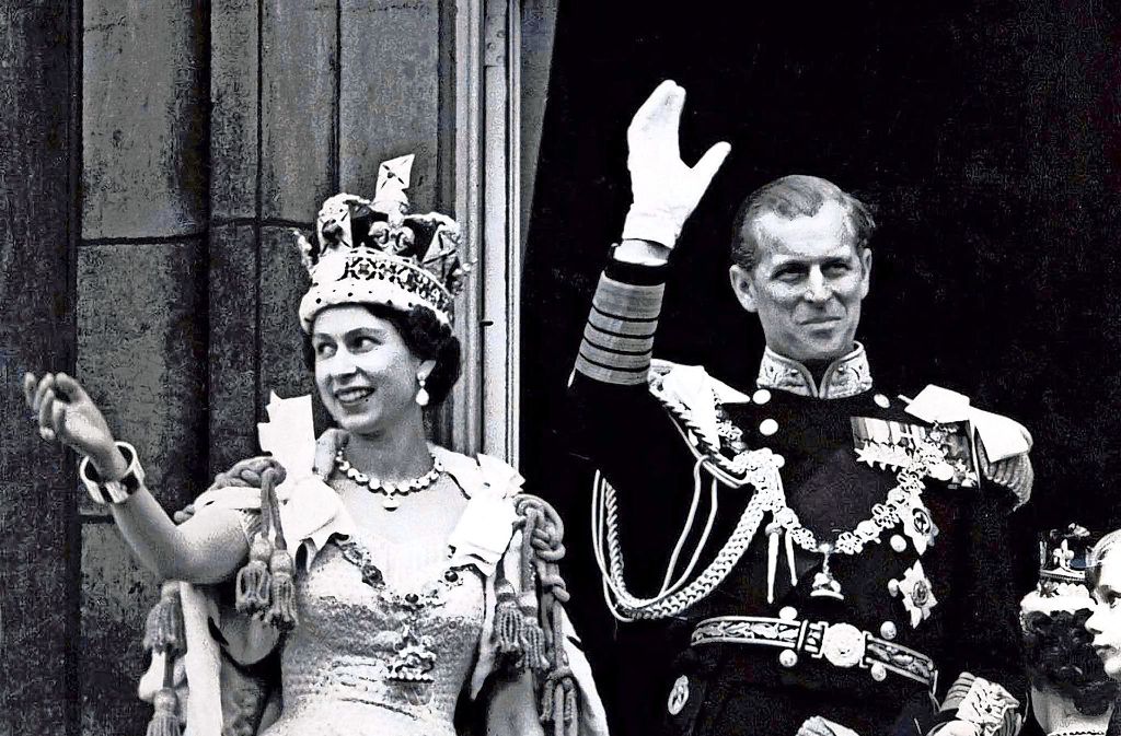 Es war Liebe auf den ersten Blick – am 2. Juni 1953 ist es dann so weit: Elizabeth und Philip heiraten und winken danach ihren begeisterten Untertanen vom Balkon des Buckingham Palace zu.